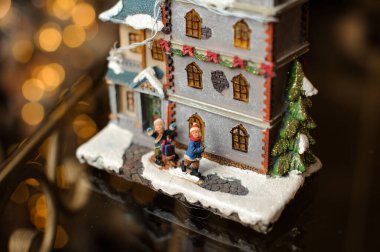 Karlı evin seramik Noel heykelciğinin güzel manzarası.