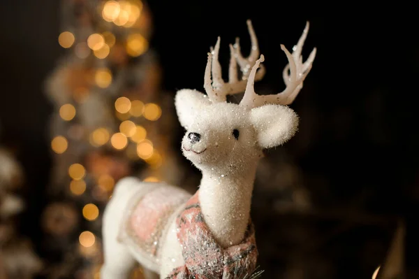 Geyik şeklinde güzel, ışıl ışıl bir Noel oyuncağı. — Stok fotoğraf