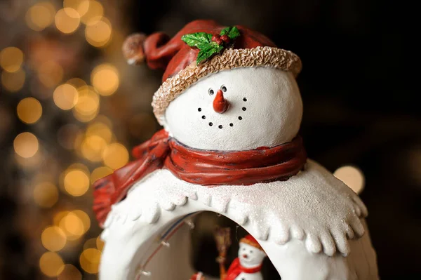 面白い雪だるまの形で美しいセラミッククリスマスフィギュア — ストック写真