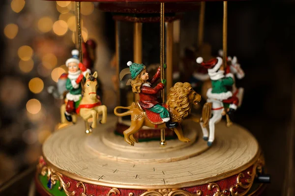 Close-up op kerstspeelgoed carrousel met figuren van vrolijke kinderen erin — Stockfoto