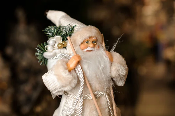 Vista de cerca del juguete Santa Claus con barba en sombrero blanco y abrigo de piel —  Fotos de Stock