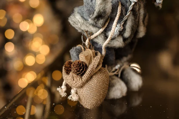 Primer plano de la hermosa bolsa de arpillera pequeña con conos y cajas pequeñas dentro de ella — Foto de Stock