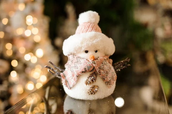 少しかわいいです雪だるまおもちゃフィギュアでピンクの帽子とスカーフ. — ストック写真