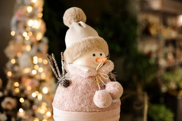 面白い小さなかわいい雪だるまのおもちゃ図でピンクの帽子とスカーフ. — ストック写真