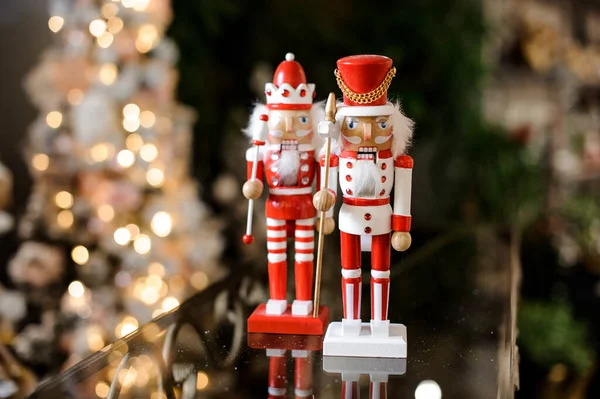 兵士の形で2つの壮大な木製のおもちゃ。美しい明るいくるみ割り人形 — ストック写真