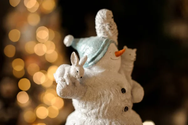 ゴージャスfigureおもちゃ雪だるまとともに小さな白い動物オンそれ — ストック写真
