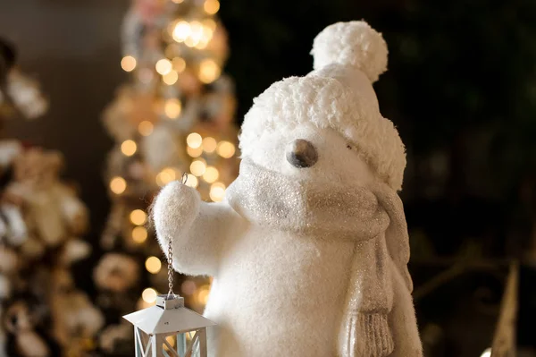 小さな懐中電灯と白いおもちゃのペンギンの美しい姿 — ストック写真