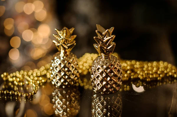 Magníficas decoraciones del árbol de Navidad en forma de piñas doradas en la mesa de cristal. — Foto de Stock