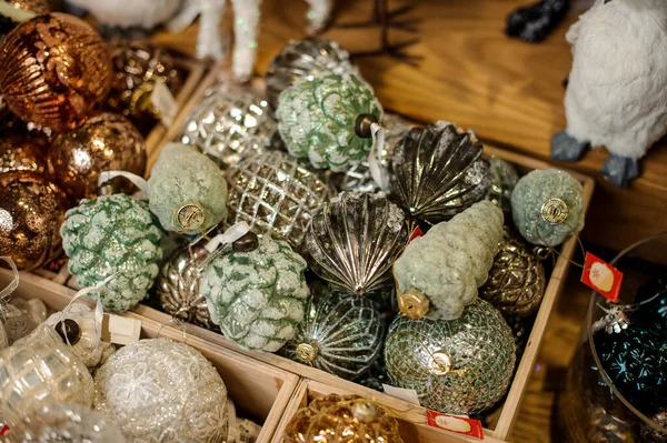 Gros plan de nombreuses belles décorations de Noël brillantes dans une boîte en bois — Photo