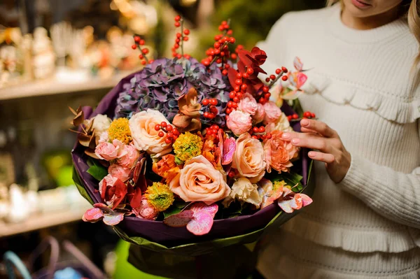 Hermoso ramo hermoso de flores en las manos de las mujeres — Foto de Stock