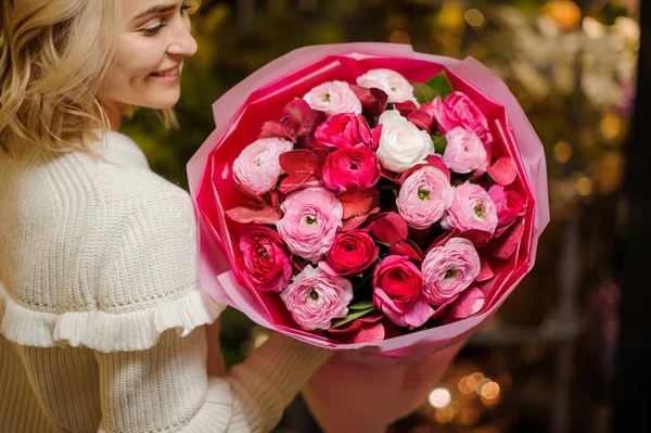 Luar biasa cerah karangan bunga mawar peony segar di tangan wanita — Stok Foto