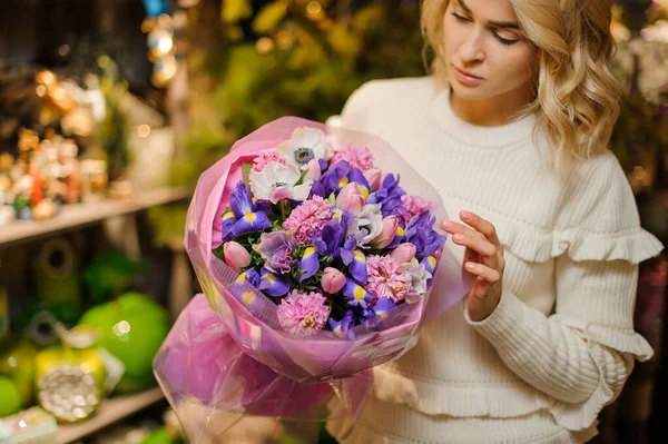 꽃을 피우는 여자들은 꽃다발과 하이라이트 와 튤립으로 꽃다발을 들고 있다 — 스톡 사진