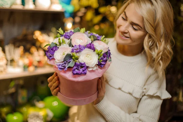 Arreglo de flores en caja redonda rosa de flores de peonía y freesia púrpura —  Fotos de Stock