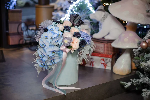 꽃병, 장미 , 하이드라 게아 등 화려 한 꽃꽂이 , 리본 으로 장식 된 상자 속의난 초들. — 스톡 사진
