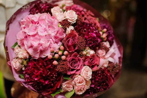 Primer plano de magnífico ramo de rosas rosadas y hortensias y peonías con bayas decorativas —  Fotos de Stock