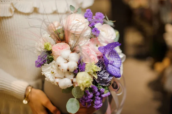 Close-up de arranjo de flores adorável em caixa redonda nas mãos das mulheres — Fotografia de Stock