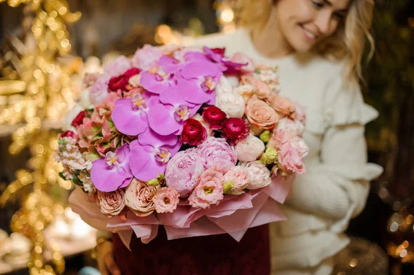 Primer plano de elegante ramo caro de flores rosadas en caja roja redonda. — Foto de Stock