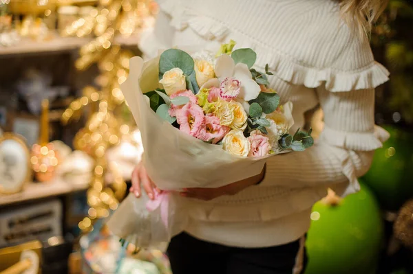 Hermoso y encantador ramo de flores y papel envuelto en eucalipto en las manos de la mujer. — Foto de Stock