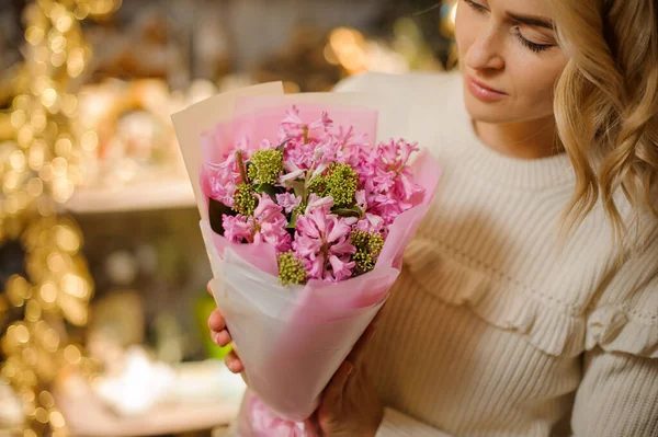 여자의 손에 종이로 싸서 만든 분홍색 꽃다발 모양의 아름다운 부레옥잠. — 스톡 사진