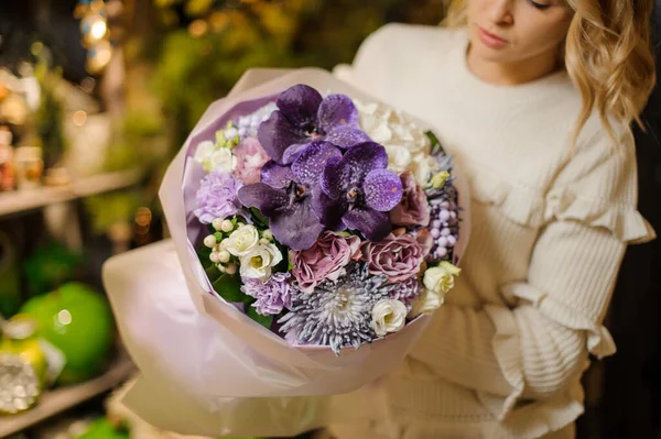 Buquê floral encantador com flores roxas e hortênsia branca nas mãos da mulher — Fotografia de Stock