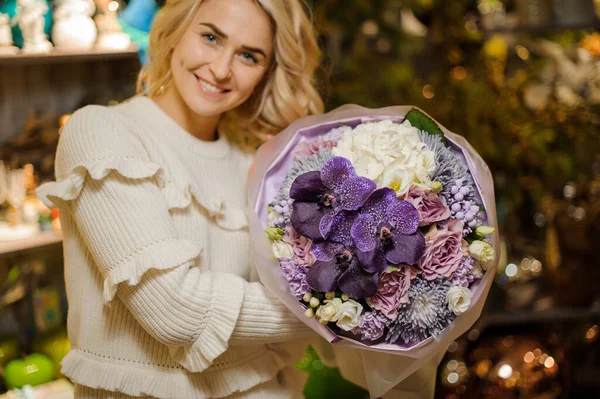 Красивий квітковий букет з фіолетовими квітами і білою гортензією в руках жінки — стокове фото
