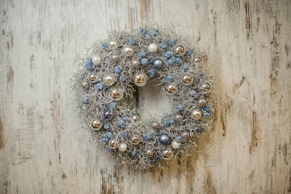 Magnifique couronne de Noël de brindilles argentées décorées de boules scintillantes et de baies bleues — Photo