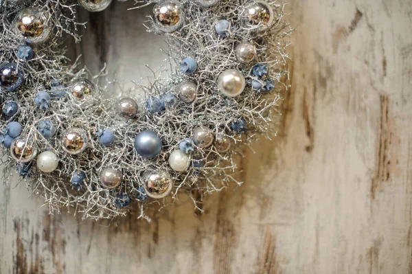 輝くボールで飾られた銀の小枝のクリスマスリースの断片のクローズアップ — ストック写真