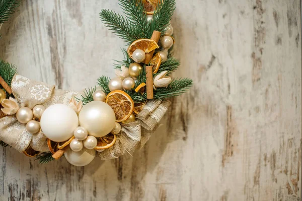 Крупный план фрагмента Рождественского венка из белой виноградной лозы, украшенного еловыми ветвями, шарами и луками — стоковое фото