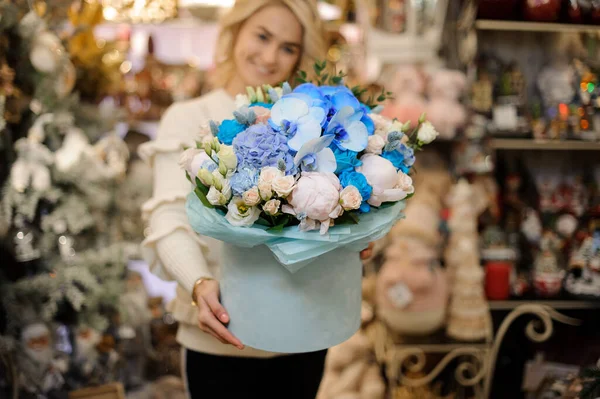 Primer plano de magnífico ramo floral con diferentes flores en caja redonda azul en manos de mujer — Foto de Stock