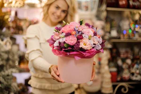 Se centran en el hermoso ramo de flores multicolores en la caja redonda decorativa en las manos de la mujer joven — Foto de Stock