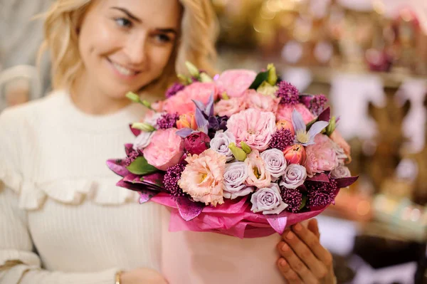 Primer plano de ramo de flores multicolores en caja redonda decorativa en las manos de la mujer — Foto de Stock