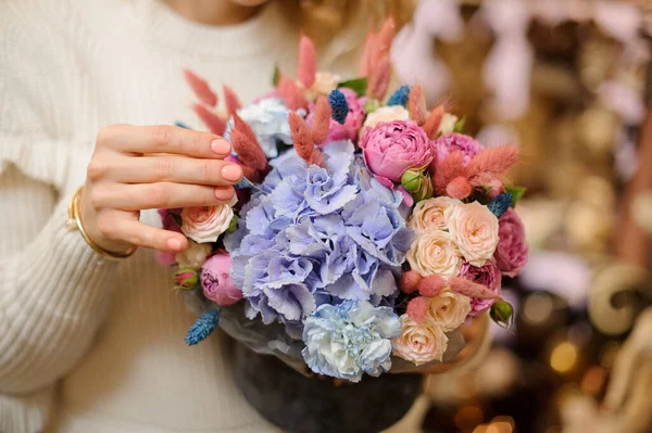 Närbild av vacker bukett med blommor av hortensia ros och pion i kvinnliga händer. — Stockfoto