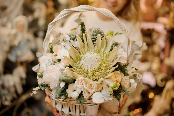 Close-up van bloemstuk van bloemen en sparren takken in witte rieten mand. — Stockfoto