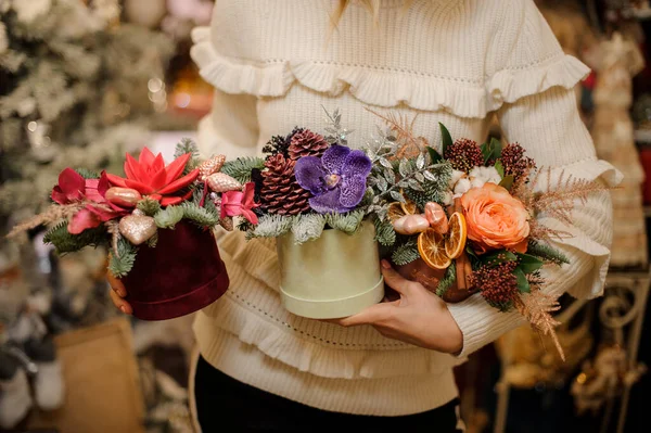 Πολλά διαφορετικά όμορφα λουλούδια ρυθμίσεις σε στρογγυλά κουτιά σε γυναικεία χέρια — Φωτογραφία Αρχείου