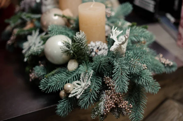 用圣诞树玩具和蜡烛装饰的云杉枝条组成的特写 — 图库照片