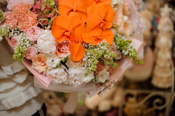 Close-up em diferentes flores frescas em grande lindo buquê — Fotografia de Stock