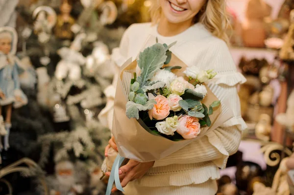 Delicado ramo de rosas y peonías en manos de la mujer. — Foto de Stock