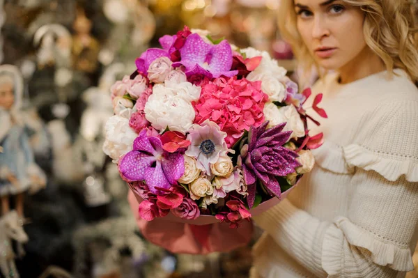 Primer plano de ramo brillante de diferentes flores y suculentas decoradas con lentejuelas en la mano de las mujeres — Foto de Stock
