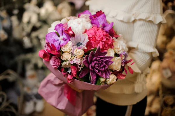 Close-up de belo buquê brilhante de diferentes flores frescas e suculento decorado com lantejoulas — Fotografia de Stock