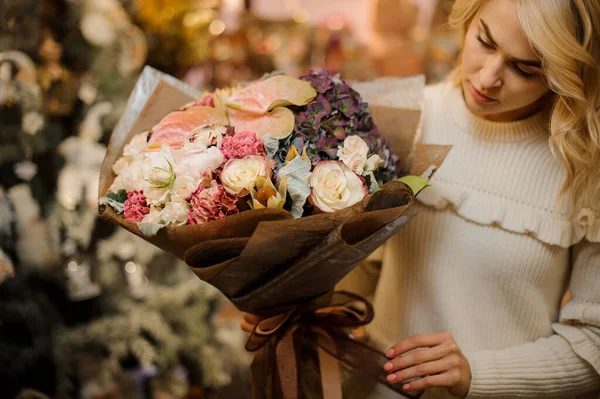 Encantador ramo de diferentes flores de color rosa blanco y púrpura en las manos de la mujer florista —  Fotos de Stock