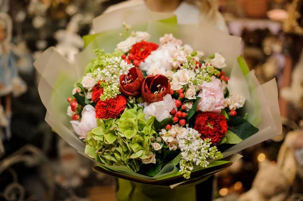 Vista de cerca de hermoso ramo brillante de diferentes flores frescas de primavera —  Fotos de Stock