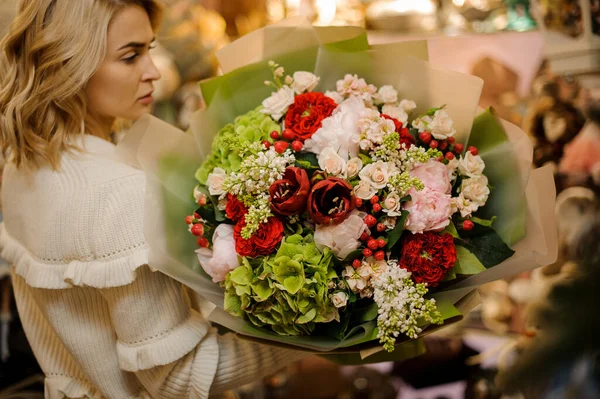 Frumos buchet luminos de diferite flori proaspete de primăvară în mâinile femeii — Fotografie, imagine de stoc