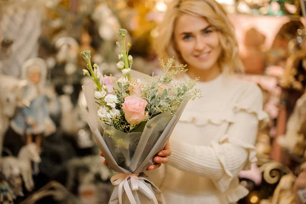 Se centran en hermoso ramo de rosas y delfinio decorado con ramas de vegetación en manos de la mujer —  Fotos de Stock