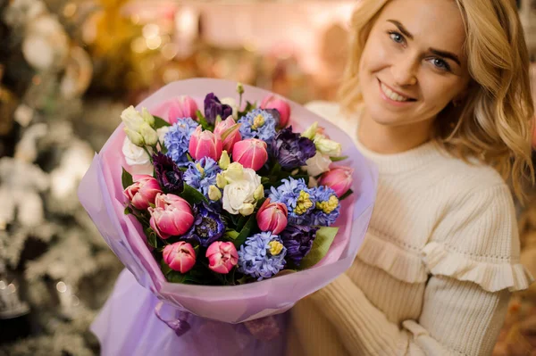 Bouquet encantador de flores frescas de primavera coloridas h em mãos de mulher loira. — Fotografia de Stock
