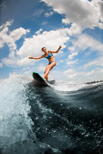 Szexi nő szórakozás a fórumon a folyón hullám ellen kék ég — Stock Fotó