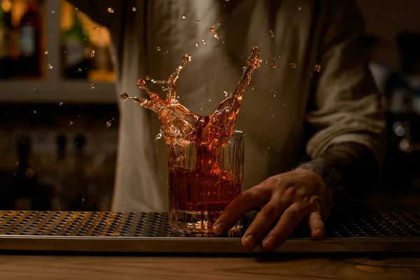 Vidrio pasado de moda con salpicaduras de puestos de bebidas en el mostrador de bar. — Foto de Stock