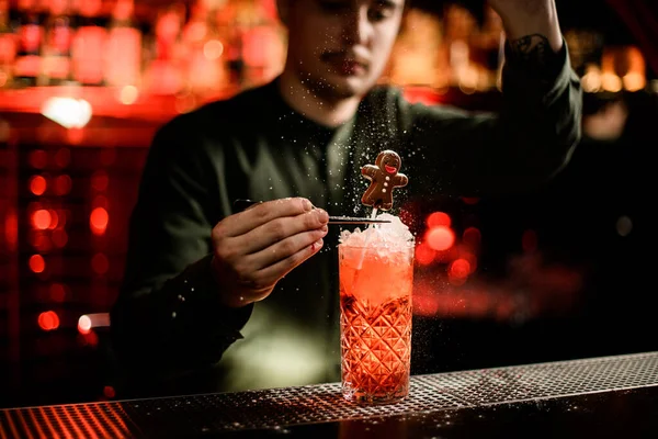 Vista al camarero decorando vaso de cóctel frío con caramelos de chocolate y azúcar en polvo. — Foto de Stock