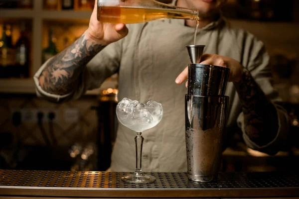 Metall glas av shaker och vinglas med isställ på baren. — Stockfoto