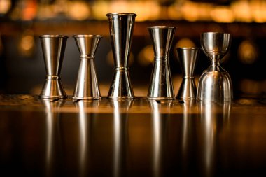 Birçok farklı jigger bar tezgahında duruyor.