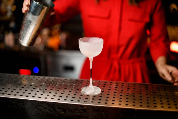 Gyönyörű fagyasztott üres, átlátszó üveg hosszú lábon áll a bárban — Stock Fotó